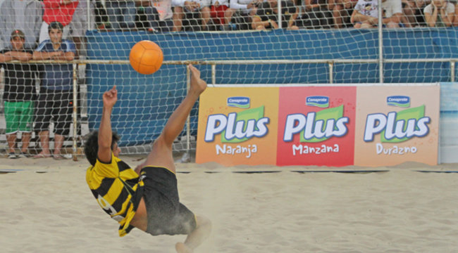 Peñarol presentó a su equipo de Fútbol Playa para el Mundialito